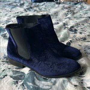 Elegant Blue Faux-Suede Ankle Boots - Sz 7.5